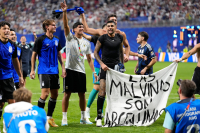 Μουντιάλ 2026: Ο Στάρμερ θέλει έρευνα της FIFA μετά το πανό των Αργεντινών για τα Φόκλαντ