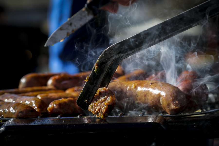 Τσικνοπέμπτη: Η ακρίβεια «τσουρουφλίζει» το τραπέζι, ανεβασμένες οι τιμές στα κρέατα