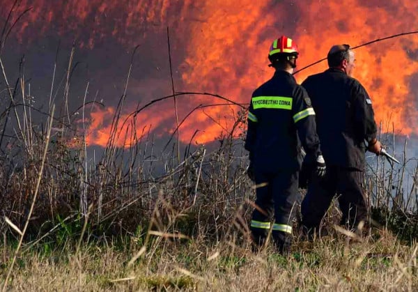 Κρήτη: Φωτιά στη Σύλλαμο σήμανε συναγερμό στην Πυροσβεστική