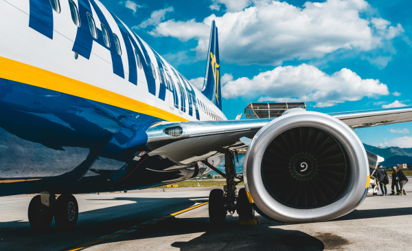Σε «κακό φεγγάρι» η Ryanair: Σμήνος κουνουπιών εισέβαλε σε αεροπλάνο της