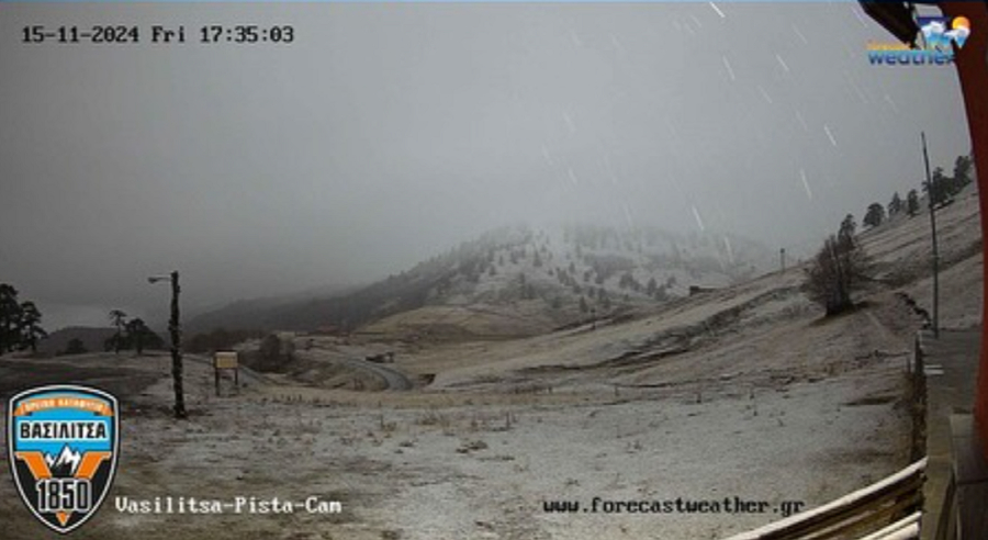 Χιονίζει στο χιονοδρομικό κέντρο της Βασιλίτσας