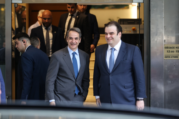 Το τηλεφώνημα Μητσοτάκη στο οικονομικό επιτελείο: Βρείτε και άλλα λεφτά για τη ΔΕΘ!