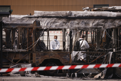 Γαλλία: Επίθεση με φλεγόμενο όχημα στο σπίτι δημάρχου, σύσκεψη Μακρόν για τα βίαια επεισόδια