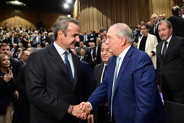 «Κώστα πόσο πάνε τα καπνά;»- Τόσο εκτιμά τον Καραμανλή ο Μητσοτάκης
