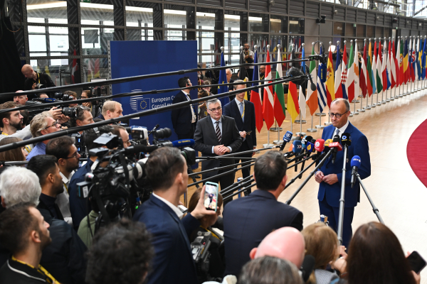 Σε εξέλιξη το μπρα-ντε-φερ για τον ευρωπαϊκό προϋπολογισμό: Τα δύο στρατόπεδα
