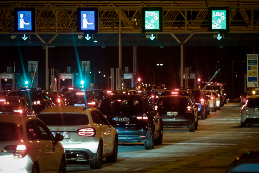 Ξεκίνησε η επιστροφή των εκδρομέων - Αυξημένη κίνηση σε Κηφισό και ΚΤΕΛ (βίντεο)