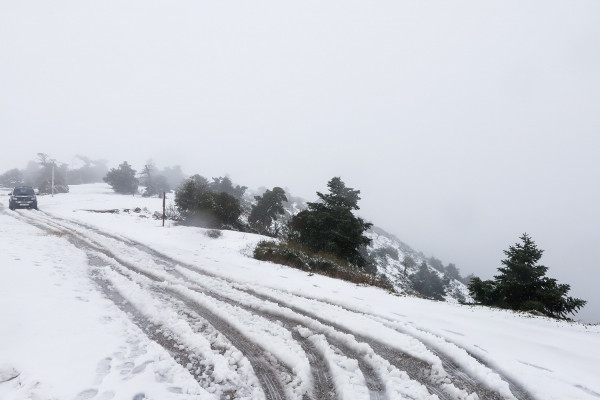 Στους 40 πόντους το ύψος του χιονιού στα ορεινά των Τρικάλων