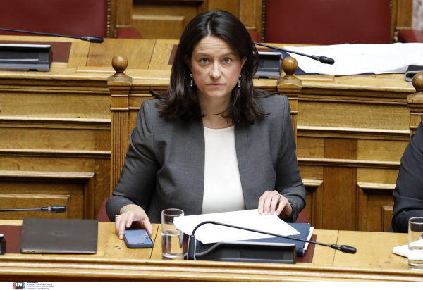 Η διπλή έρευνα για τη διαρροή mail ανησυχεί το Μαξίμου για τις ευρωκλογές, προσπάθεια να σώσει την Κεραμέως