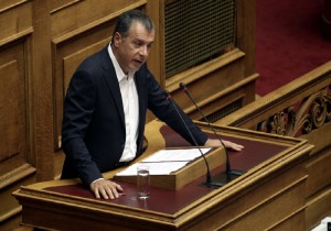 Θεοδωράκης: Ο ΣΥΡΙΖΑ σκύβει το κεφάλι μπροστά στον Καμμένο
