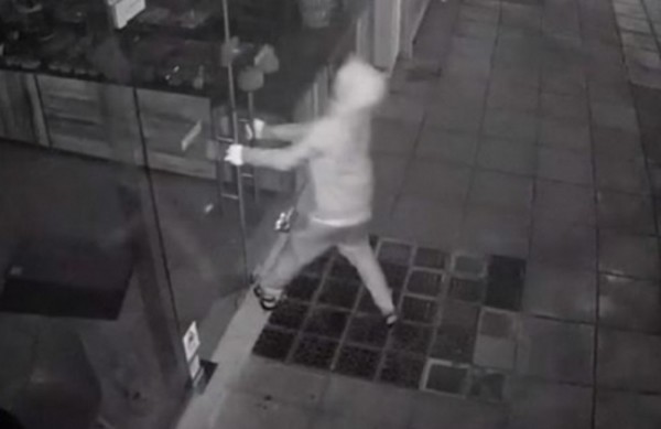 Οι κάμερες τον "τσάκωσαν" να προσπαθεί να εισβάλει σε κατάστημα (βίντεο)