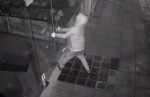Οι κάμερες τον "τσάκωσαν" να προσπαθεί να εισβάλει σε κατάστημα (βίντεο)