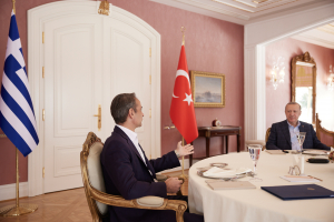 Κυβερνητικές πηγές για το τετ α τετ Μητσοτάκη-Ερντογάν: «Επανέλαβαν τις πάγιες θέσεις τους χωρίς οξύτητα»