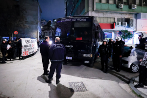 Τέμπη: Συγκέντρωση διαμαρτυρίας έξω από το πολιτικό γραφείο του Κώστα Καραμανλή (Εικόνες)