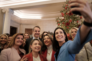 Με selfies και ευχές η συνάντηση Μητσοτάκη με βουλευτές