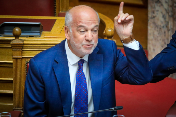 Μια «συνωμοσία», «50.000 λογαριασμοί από χώρα του εξωτερικού» και καμία απόδειξη
