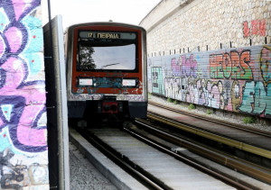 Γυναίκα έπεσε στις ράγες στον σταθμό του ΗΣΑΠ στον Άγιο Ελευθέριο