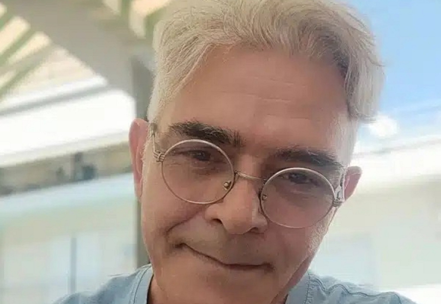 Πέθανε ξαφνικά σε ηλικία 54 ετών ο γνωστός δημοσιογράφος Ανδρέας Καρακώστας