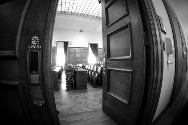 «Βολές» ΠΑΣΟΚ - Νέας Αριστεράς για τις «στημένες ερωτήσεις» στην εξεταστική για τις υποκλοπές