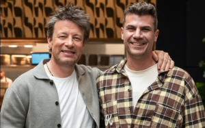 Άκης Πετρετζίκης: Η συνάντηση με τον Τζέιμι Όλιβερ – Η υπόσχεση για όσα ακολουθούν