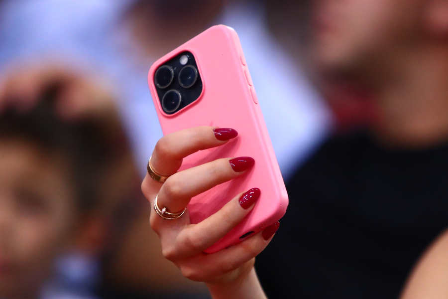 Παράνομες παρακολουθήσεις δημοσιογράφων και ακτιβιστών στη Σερβία - Πώς μόλυναν τα κινητά τους