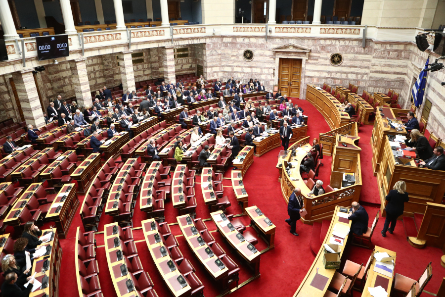 Βουλή: Εν αναμονή της διαβίβασης της δικογραφίας των Τεμπών