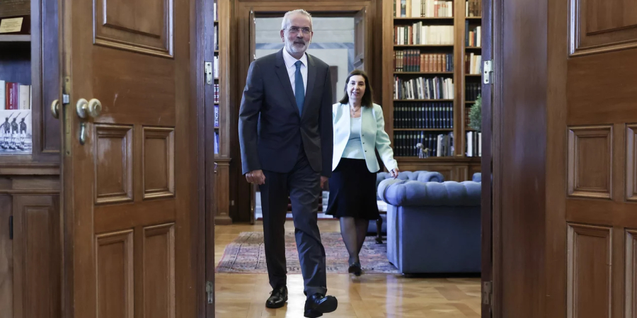 Στις 16:00 ορκίζεται πρωθυπουργός για ένα μήνα ο Ι.Σαρμάς, καμπανάκι Μητσοτάκη για «παγίδες», ηλεκτρισμένη ατμόσφαιρα στο Σύριζα