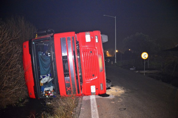 Οδηγός μεταδίδει live στο facebook μετωπική με φορτηγό - Ανασύρθηκε νεκρός (vid)
