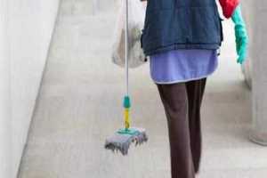 Υπογράφονται οι συμβάσεις για τις σχολικές καθαρίστριες