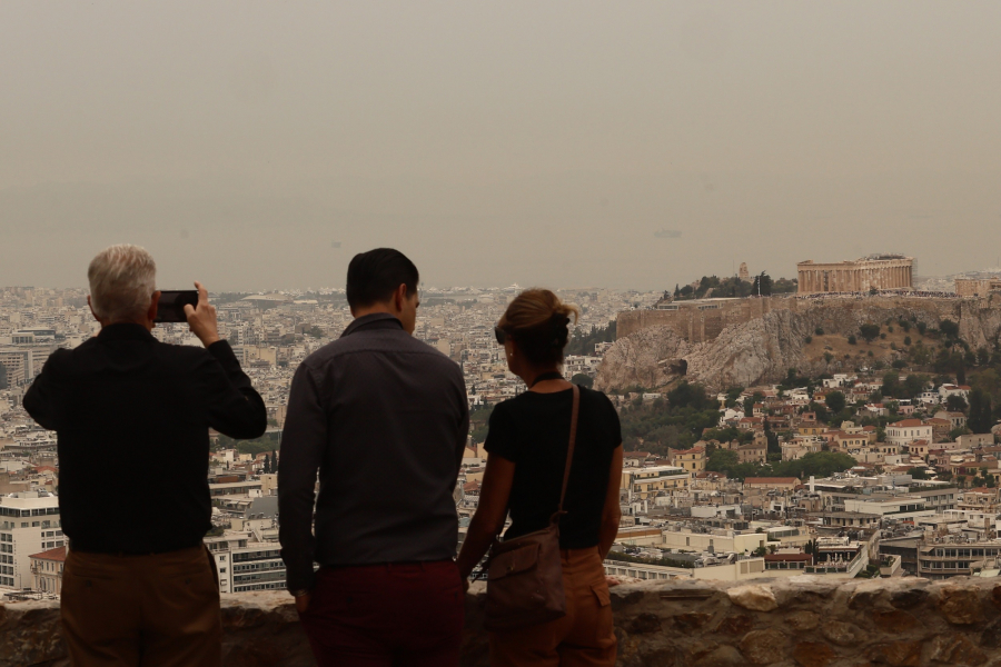 Καιρός: Κορύφωση ζέστης την ερχόμενη εβδομάδα, συνεχή παρουσία σκόνης