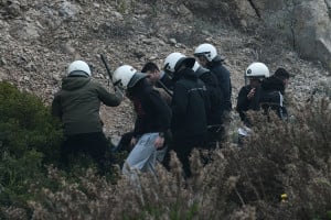 Άνδρες των ΜΑΤ με πολιτικά σε ρόλο μπαχαλάκηδων στην Χίο - Έσπασαν αυτοκίνητα, έρευνα ξεκινά η ΕΛ.ΑΣ
