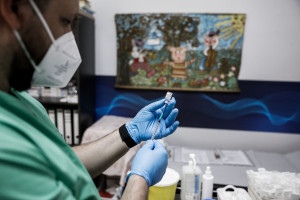 Βατόπουλος: «Πολύ πιθανό να χρειαστούμε και τρίτη δόση του εμβολίου»