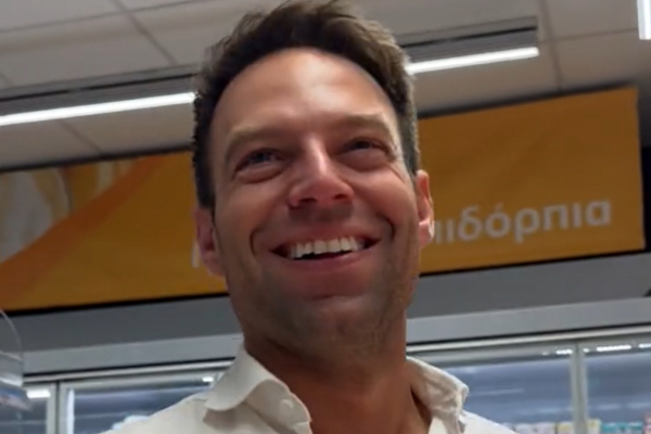 Ο Κασσελάκης ψάχνει στα σούπερ μάρκετ τη «φέτα» του Μητσοτάκη αλλά μάταια