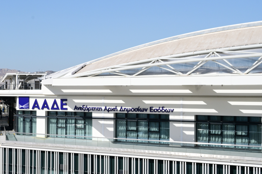 Η ΑΑΔΕ «χτενίζει» τραπεζικές καταθέσεις και εμβάσματα – Διασταυρώσεις σε φυσικά πρόσωπα και τουριστικές επιχειρήσεις