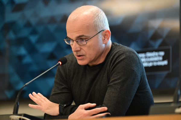 Ο Αντώνης Ψαροπουλος κι ο ανακριτής των Τεμπών στην ίδια αίθουσα ξανά