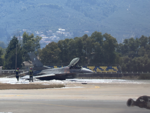 Ζάκυνθος: Η στιγμή της αναγκαστικής προσγείωσης και φυγής του πιλότου από το φλεγόμενο F-16 (βίντεο)