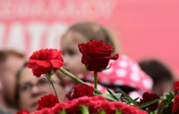 Πολυτεχνείο 2024: Ο κόσμος άφησε λουλούδια και ζωγραφιές για την 51η επέτειο (εικόνες &amp; βίντεο)