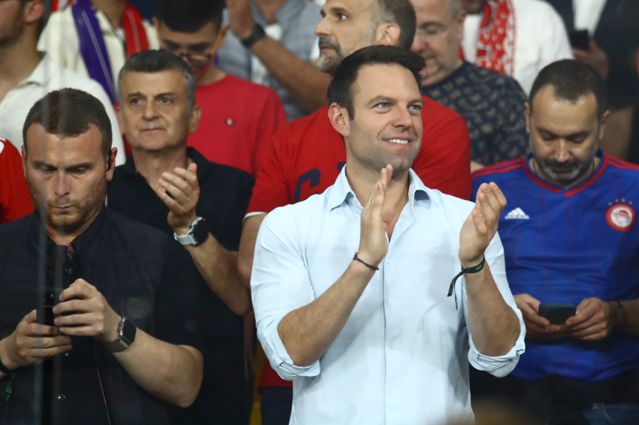 Το... κεφαλοκλείδωμα φιλάθλου του Ολυμπιακού στον Κασσελάκη (Βίντεο)