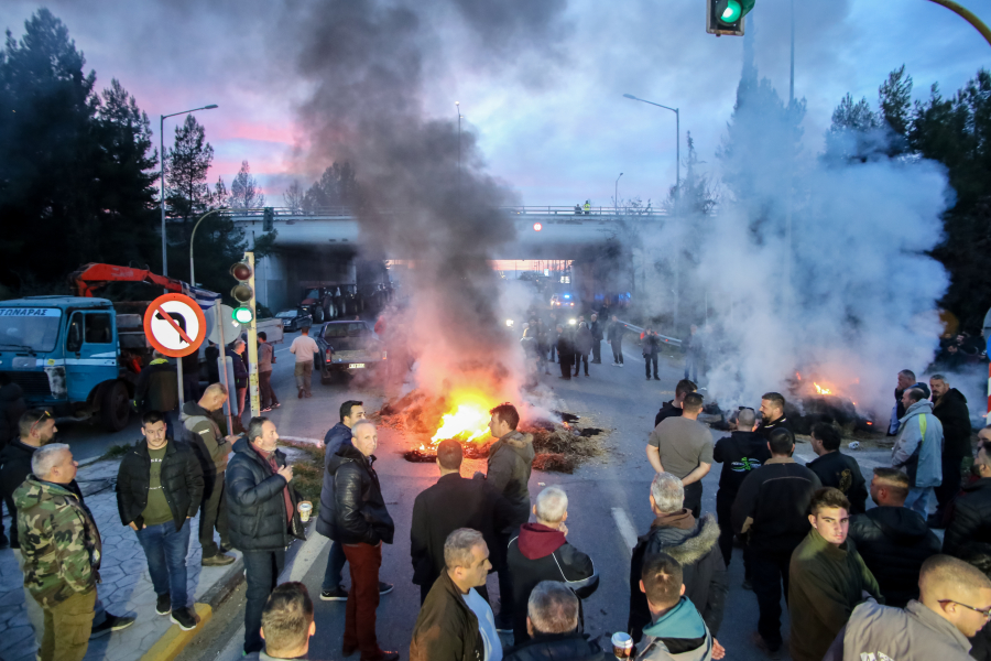 Έτοιμοι κι ανυποχώρητοι πριν το «τετ α τετ» οι αγρότες: Προαναγγέλλει κι άλλο «βήμα» ο Αυγενάκης