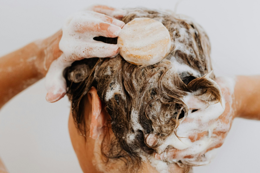 Για ποιο λόγο δεν πρέπει να λούζεις τα μαλλιά σου 1 φορά την εβδομάδα
