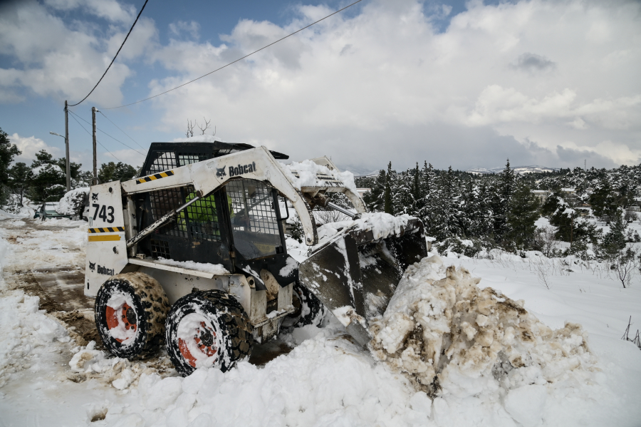 Πυκνή χιονόπτωση άφησε χωρίς ρεύμα ορεινά χωριά της Κοζάνης
