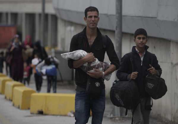 Διστάζουν να επιβιβαστούν στο πλοίο του ΠΝ οι πρόσφυγες στη Λέσβο