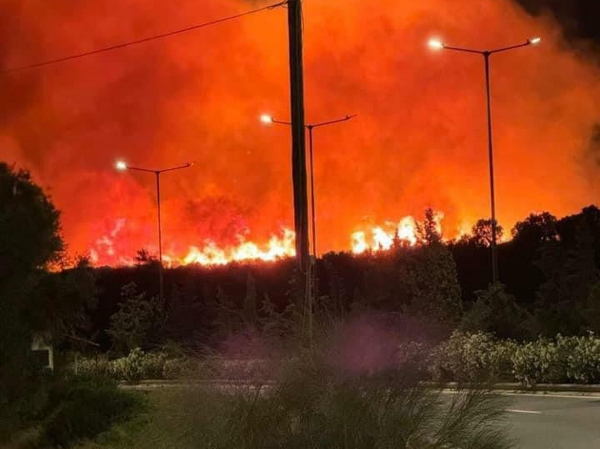Φωτιά στο Δασκαλειό Κερατέας: Εκκενώθηκε με «112» ο οικισμός, την «πρόλαβαν» οι πυροσβέστες