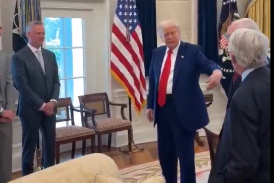 Ο Τραμπ κομπάζει για τα δισεκατομμύρια που έβγαλαν οι φίλοι του μετά την αναστολή των δασμών (Βίντεο)