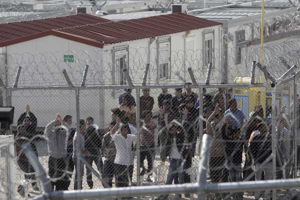 Άρειος Πάγος: Mόνο για τρεις μήνες κρατούμενοι oi μετανάστες προς απέλαση