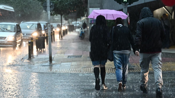 Αλλάζει ο καιρός: Φεύγει η αφρικανική σκόνη, έρχονται καταιγίδες