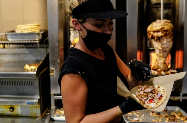 «Κάτω τα χέρια από το σουβλάκι» σχολιάζουν με...πόνο ψυχής οι χρήστες στο twitter