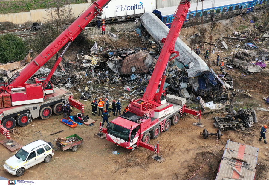 Τέμπη: Μία η «ορφανή» σορός και η αγνοούμενη που ακόμα την ψάχνουν οι γονείς της