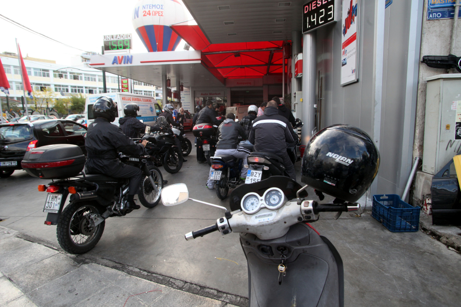 Γιατί η απαγόρευση πώλησης βενζίνης χωρίς κράνος θα αποτύχει