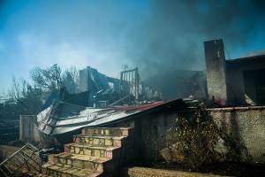 Κόλαση φωτιάς τώρα στα Καλύβια - Εικόνες από καμμένα σπίτια, εκκενώνεται η Ανάβυσσος (pics&amp;vid)
