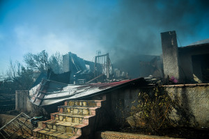 Κόλαση φωτιάς τώρα στα Καλύβια - Εικόνες από καμμένα σπίτια, εκκενώνεται η Ανάβυσσος (pics&vid)